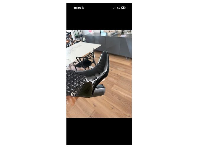 Chanel gesteppte Lacklederstiefel in Schwarz - Ansicht 11