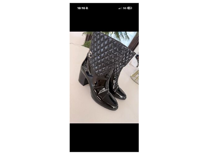 Chanel gesteppte Lacklederstiefel in Schwarz - Ansicht 2