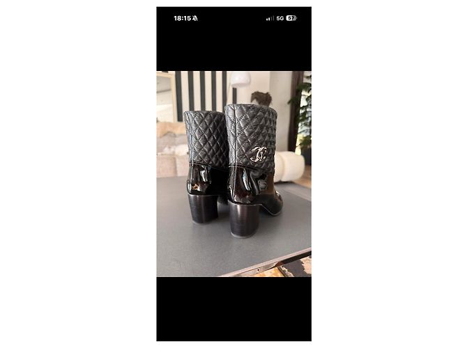 Chanel gesteppte Lacklederstiefel in Schwarz - Ansicht 6