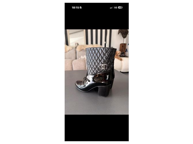 Chanel gesteppte Lacklederstiefel in Schwarz - Ansicht 8
