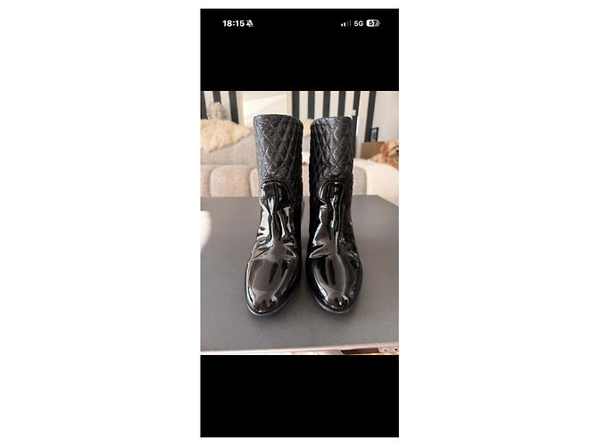 Chanel gesteppte Lacklederstiefel in Schwarz - Ansicht 9