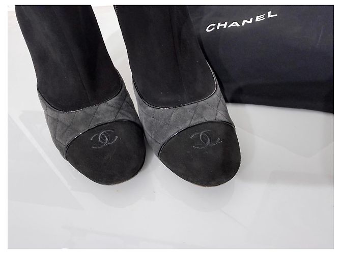 Botines Chanel en ante negro y piel acolchada gris - vista 11