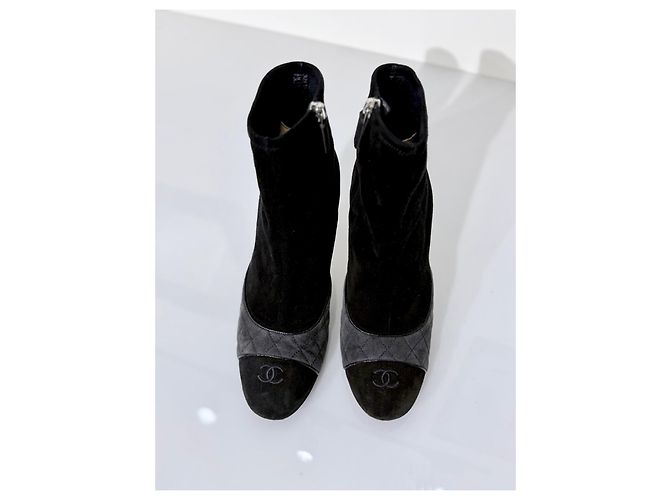 Botines Chanel en ante negro y piel acolchada gris - vista 2