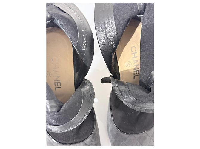 Botines Chanel en ante negro y piel acolchada gris - vista 9