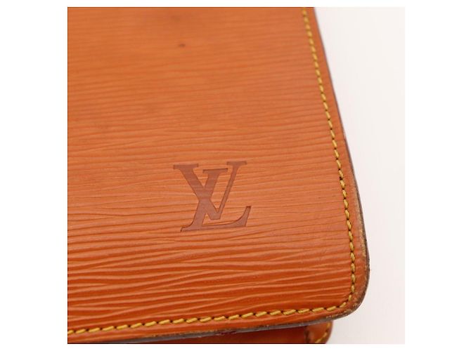 Pasta Louis Vuitton em couro Epi Marrom - vista 8