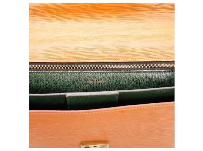 Pasta Louis Vuitton em couro Epi Marrom - vista 9