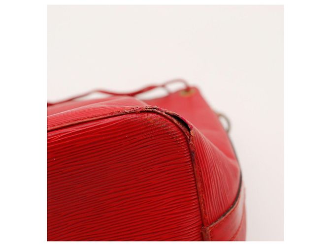 Bolso bucket Louis Vuitton Epi Noe Roja - vista 12