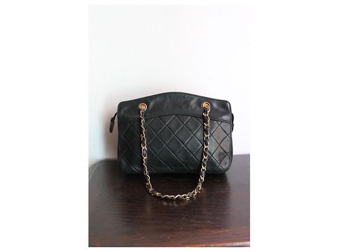 Chanel Gesteppte Handtasche aus schwarzem Leder - Ansicht 3