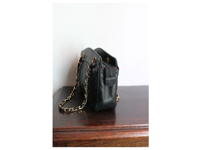 Chanel Gesteppte Handtasche aus schwarzem Leder - Ansicht 4