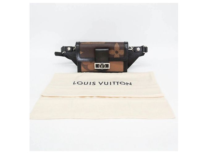 Louis Vuitton Monogram Giant Reverse Bumbag Dauphine M67696 Castaño Negro Beige - vista 2