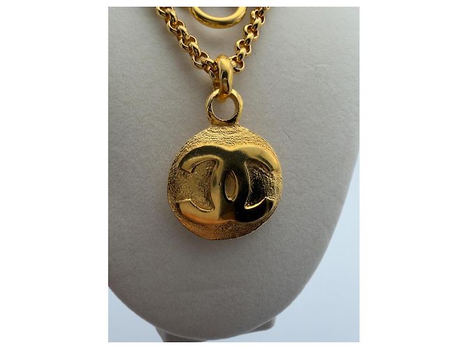 Collier pendentif Chanel CC Doré - vue 2