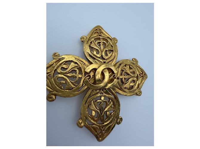 Broche Chanel CC Logo Dourado - vista 2