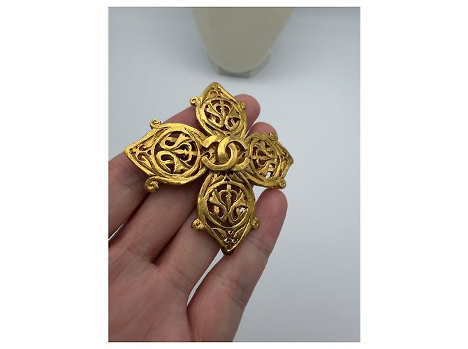 Broche Chanel CC Logo Dourado - vista 3