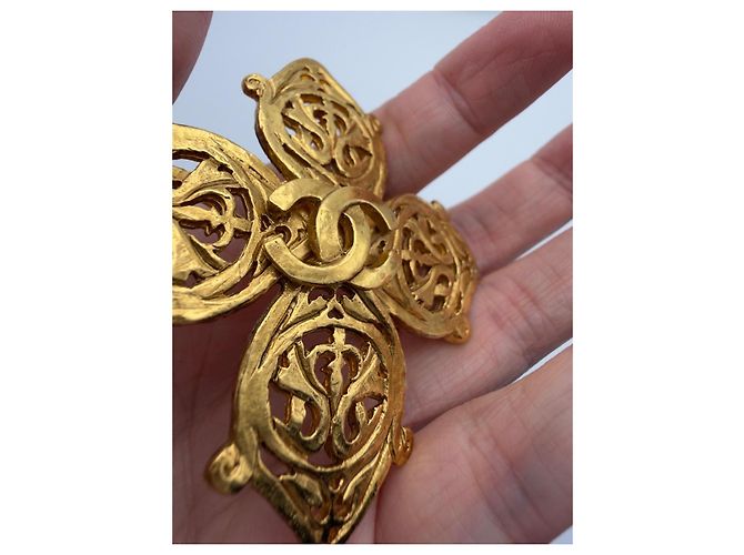 Broche Chanel CC Logo Dourado - vista 9