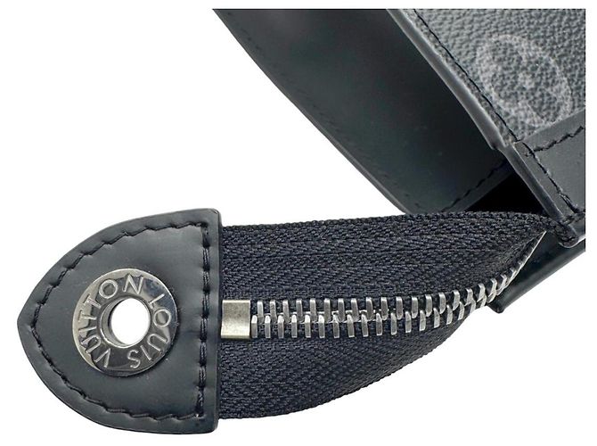 Louis Vuitton Pochette Voyage MM Clutch Bag Marrone Nero Monogramma - vista 12