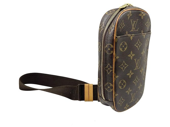 Louis Vuitton Monogram Pochette Gange Body Bag Castaño Monograma - vista 3