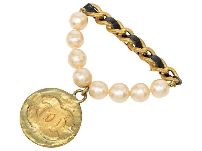 Chanel Gold CC vergoldete Brosche mit Imitationsperlenkette Golden - Ansicht 2