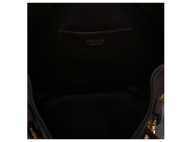 Borsa secchiello Prada in vitello marrone con cintura e gioielli - vista 4