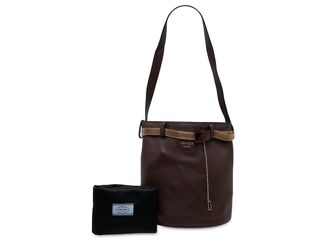Borsa secchiello Prada in vitello marrone con cintura e gioielli - vista 5