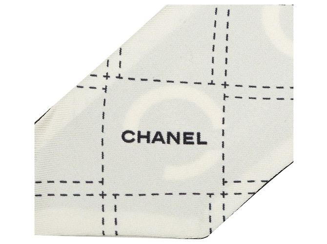 Pañuelo bandeau slim de seda Chanel negro con estampado Coco - vista 2