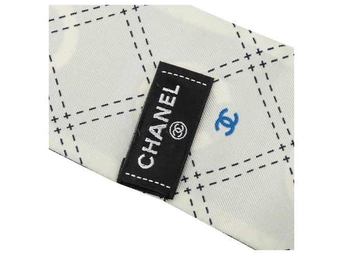Pañuelo bandeau slim de seda Chanel negro con estampado Coco - vista 4