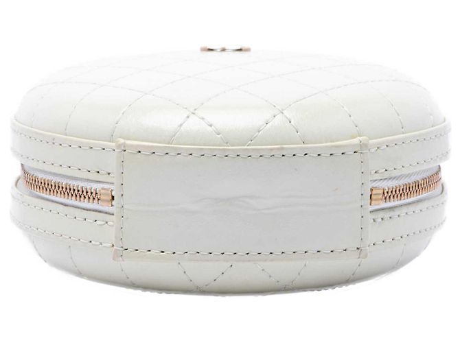 Chanel White CC gesteppte Lammleder-Rundclutch mit Kette Weiß - Ansicht 3