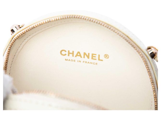 Chanel White CC gesteppte Lammleder-Rundclutch mit Kette Weiß - Ansicht 5