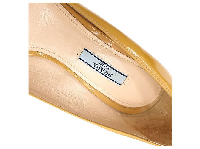 Prada Lackleder Pumps mit Blockabsatz in Gelb - Ansicht 3
