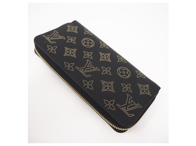 Cartera Zippy Louis Vuitton Mahina en Noir Negro Dorado - vista 2