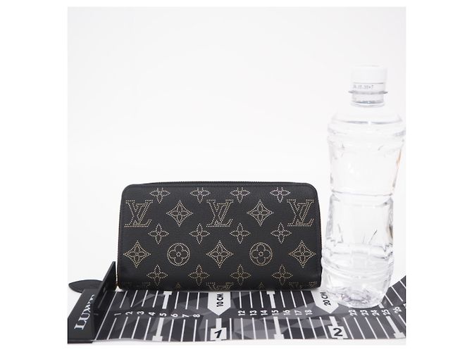 Cartera Zippy Louis Vuitton Mahina en Noir Negro Dorado - vista 3