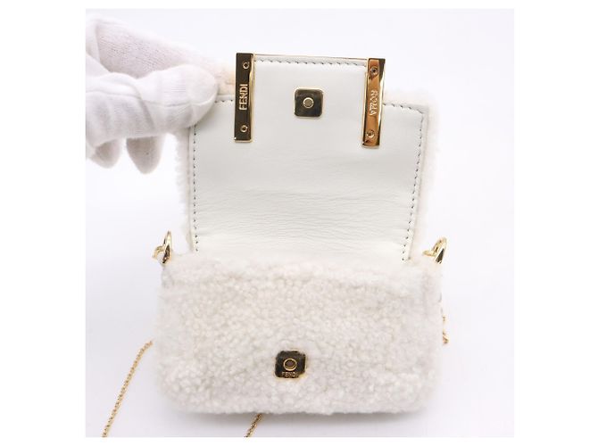 Borsa a tracolla Fendi Nano Bucket in pelle di pecora con catena Boa - vista 14