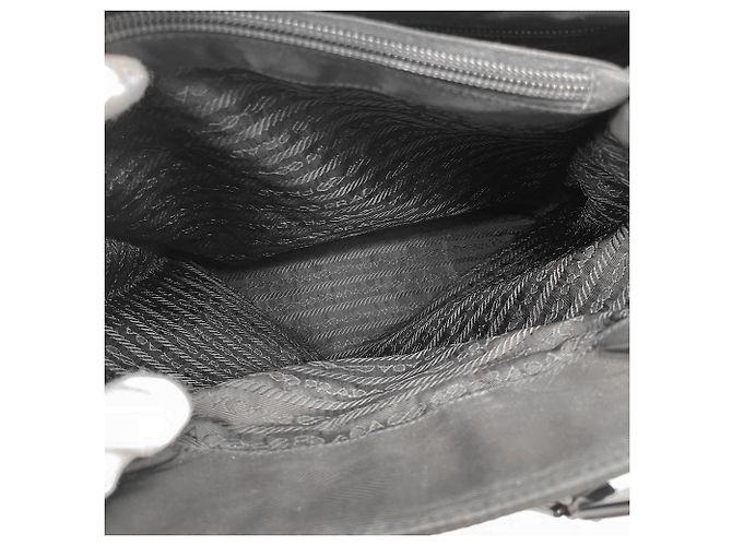 Prada Schultertasche mit Dreieckslogo und Kette Schwarz - Ansicht 10
