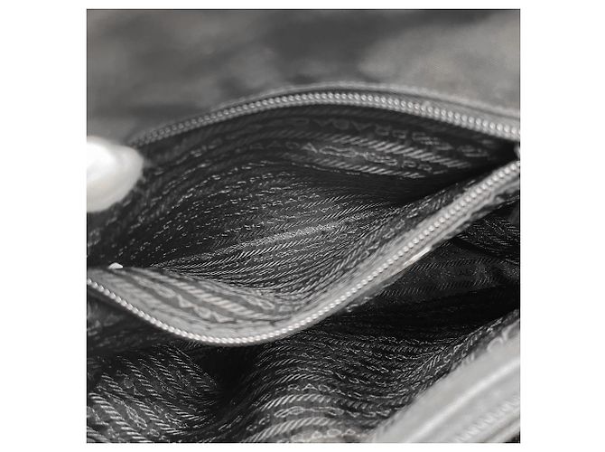 Prada Schultertasche mit Dreieckslogo und Kette Schwarz - Ansicht 11
