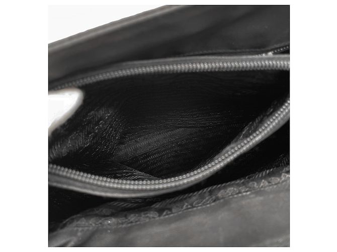 Prada Schultertasche mit Dreieckslogo und Kette Schwarz - Ansicht 12