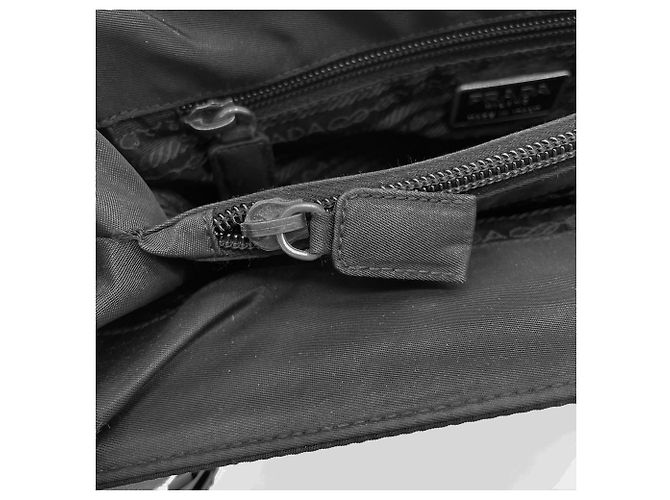 Prada Schultertasche mit Dreieckslogo und Kette Schwarz - Ansicht 14