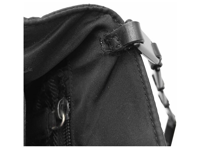 Prada Schultertasche mit Dreieckslogo und Kette Schwarz - Ansicht 15