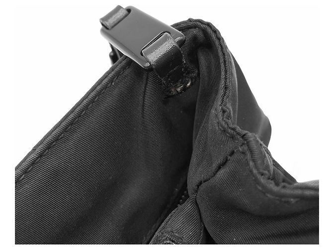 Prada Schultertasche mit Dreieckslogo und Kette Schwarz - Ansicht 16