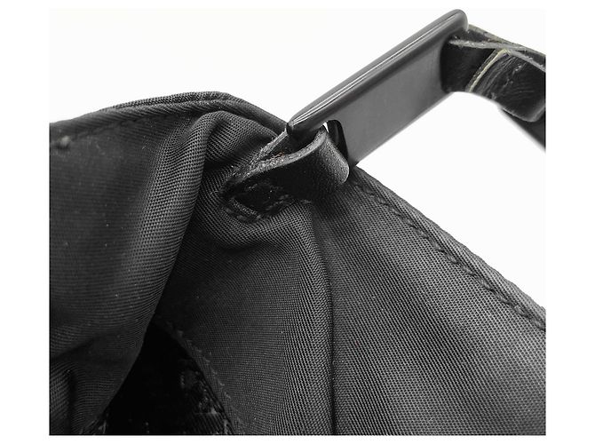 Prada Schultertasche mit Dreieckslogo und Kette Schwarz - Ansicht 17