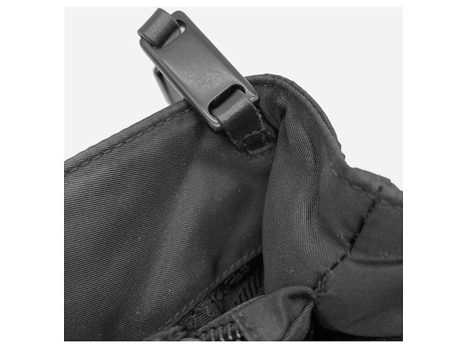 Prada Schultertasche mit Dreieckslogo und Kette Schwarz - Ansicht 18