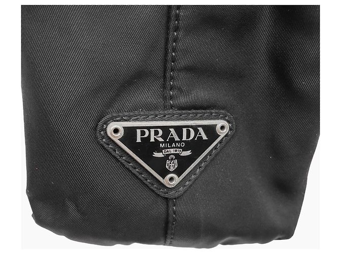 Prada Schultertasche mit Dreieckslogo und Kette Schwarz - Ansicht 19