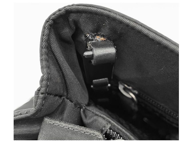 Prada Schultertasche mit Dreieckslogo und Kette Schwarz - Ansicht 20