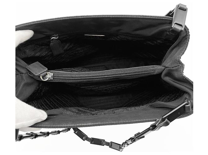 Prada Schultertasche mit Dreieckslogo und Kette Schwarz - Ansicht 8