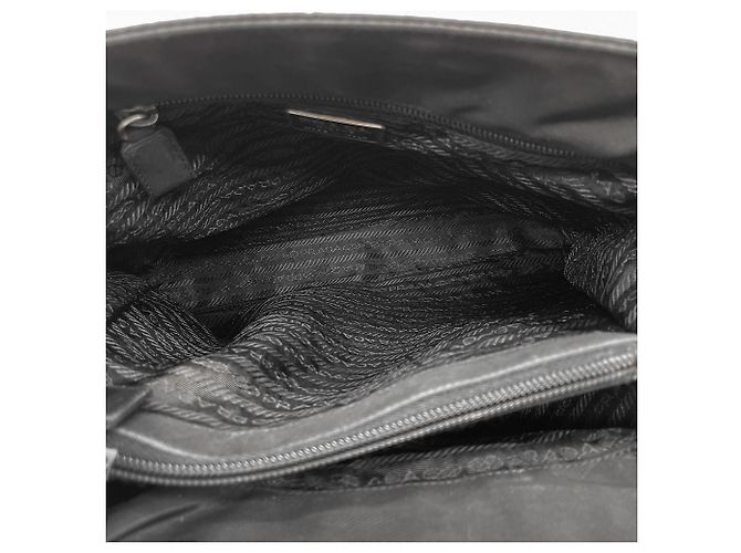 Prada Schultertasche mit Dreieckslogo und Kette Schwarz - Ansicht 9