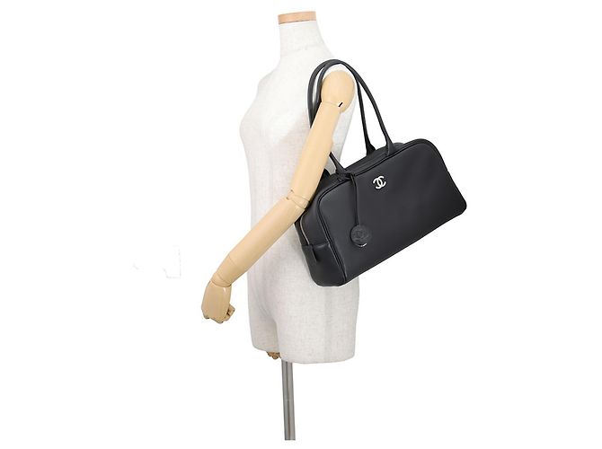 Bolsa de ombro Chanel em couro de bezerro preto - vista 4