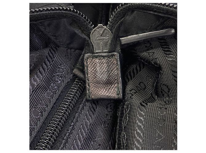 Tote Sac cabas Prada en nylon noir et rouge - vue 11