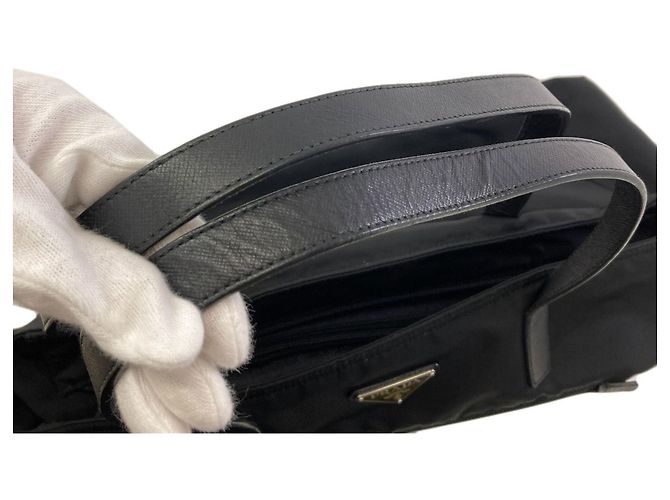 Tote Sac cabas Prada en nylon noir et rouge - vue 16