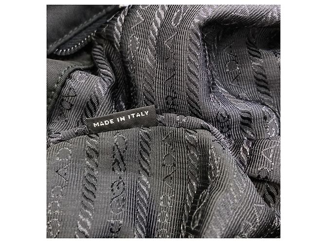 Tote Sac cabas Prada en nylon noir et rouge - vue 7