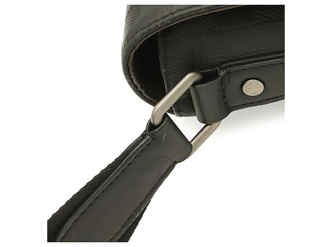 Bolsa Messenger Louis Vuitton District PM Preto - vista 4