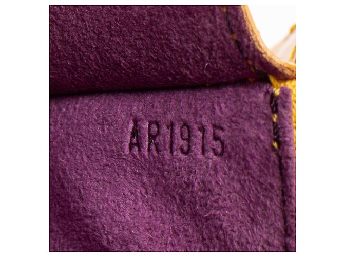 Louis Vuitton Vintage Epi Leather Pochette Accessoires Amarillo - vista 6