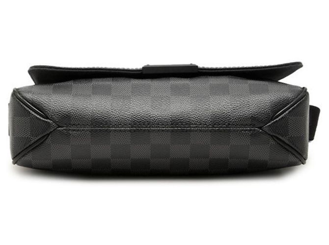 Sac bandoulière Louis Vuitton Damier Graphite District PM Noir - Ansicht 3